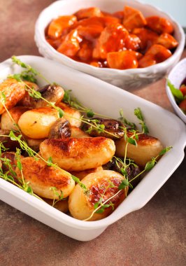 Patatesleri tenekede mantarla kızart.