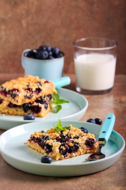 Yabanmersinli, hindistancevizli ve yulaflı kek, dilimlenmiş ve servis edilmiş.