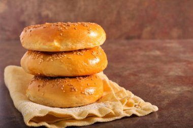 Taş zemin üzerinde susam halkaları