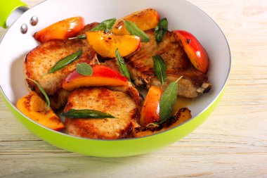 Şeftali ve adaçayı ile domuz pirzolası