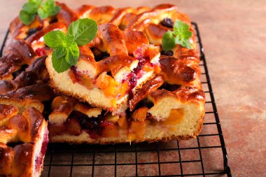 Meyveler ve böğürtlenler rafta örülmüş turta