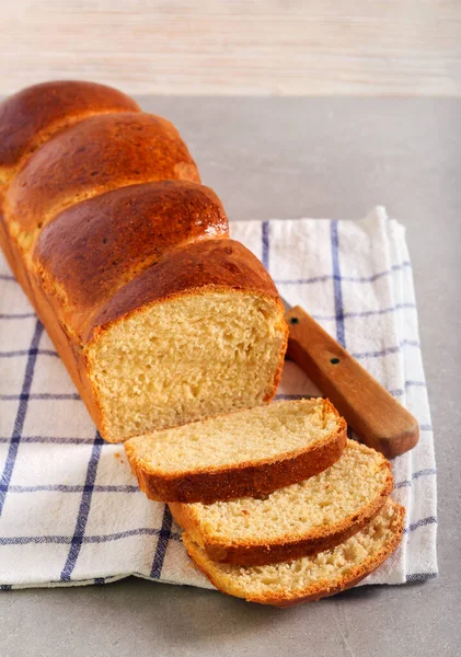 Chléb Měkkého Křupavého Těsta Krájený Přes Kuchyňský Ručník — Stock fotografie