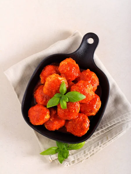 Köttbullar Tomatsås Över Svart Panna — Stockfoto