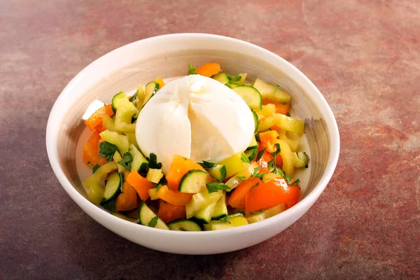 Plantaardige Salade Met Burrata Kaas Erop — Stockfoto