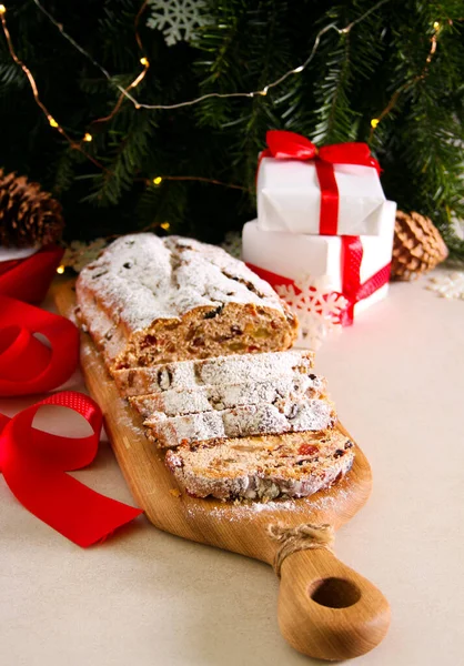 Traditioneller Christstollen Mit Obst Und Nüssen — Stockfoto