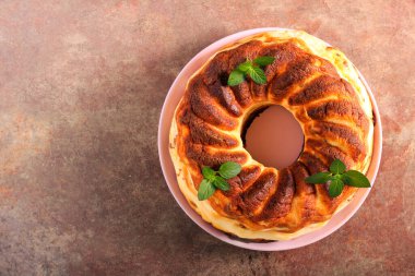 Cheesecake pastası, arka planda.