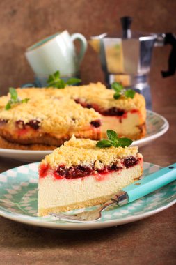 Kiraz katmanlı ve parçalanmış peynirli kek.