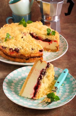 Kiraz katmanlı ve parçalanmış peynirli kek.