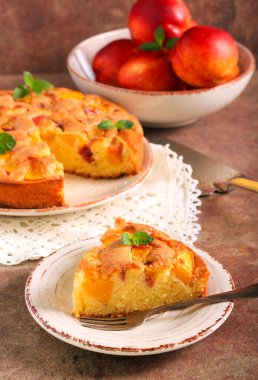 Taze ve yumuşak nektarin keki, servis edilir.