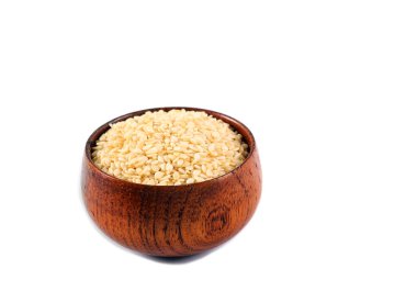 Beyaz arka plan üzerinde ahşap kasede beyaz susam tohumları