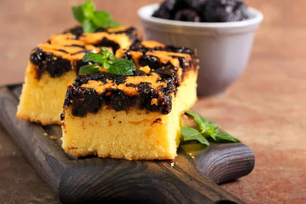 Prune Cake Sliced Board — Stock Photo, Image