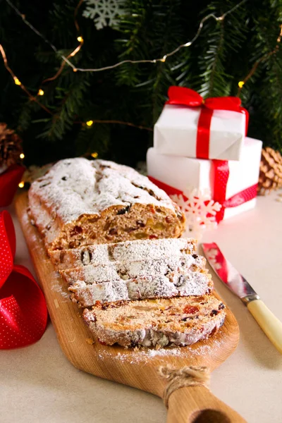 Traditioneller Christstollen Mit Obst Und Nüssen — Stockfoto