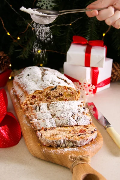 Traditioneller Christstollen Mit Obst Und Nüssen — Stockfoto