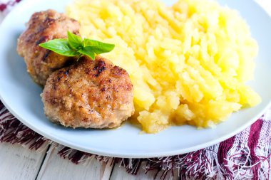 köfte ve patates püresi 