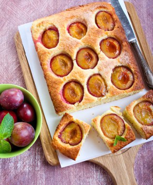 Hindistan cevizi ve kuru üzümlü kek