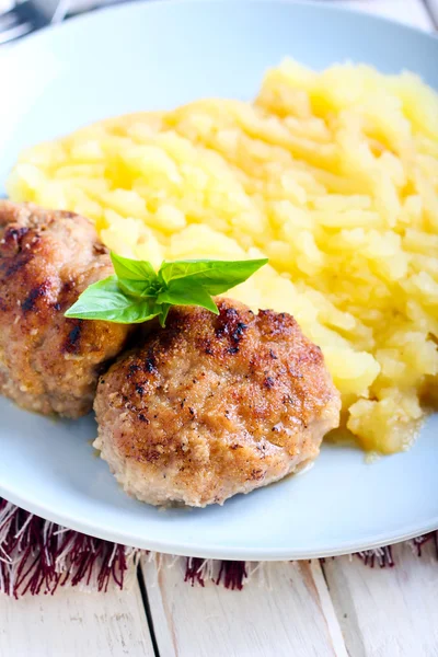 Albóndigas y puré de patatas —  Fotos de Stock