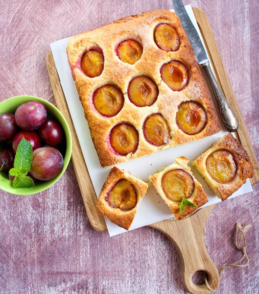 Bolo de coco e ameixa — Fotografia de Stock