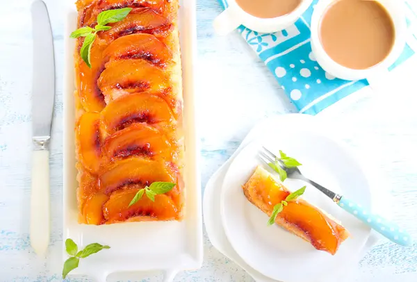 Персик догори дриґом торт — стокове фото