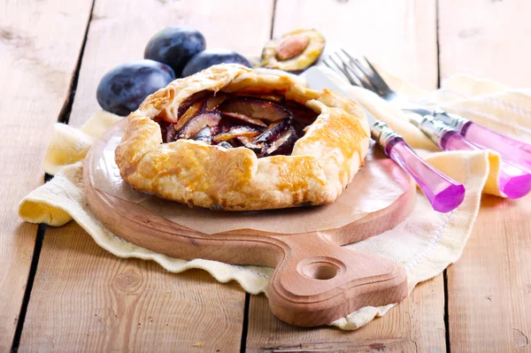 Tarta de ciruela en la mesa — Foto de Stock