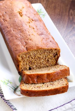 dilimlenmiş muz ekmeği