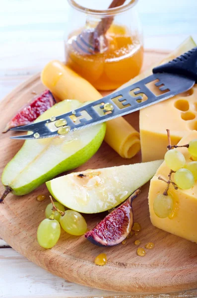 Cheese, figs, pear and honey — Stock Photo, Image