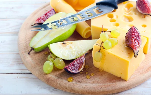 Cheese, figs, pear and honey — Stock Photo, Image