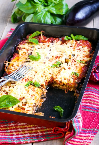 Hornear berenjena, tomate y queso — Foto de Stock