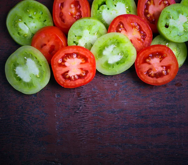 Tomate verde e vermelho — Fotografia de Stock