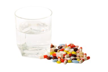 Tablet, ilaç ve su 
