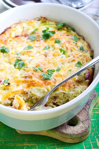 Gratin mit Kohl und Speck — Stockfoto