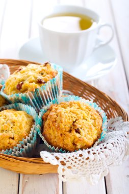 Elma ve üzümlü kek 