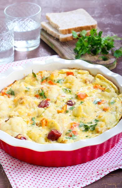 Blumenkohl und Wurst backen — Stockfoto