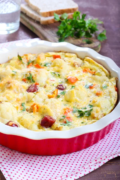 Blumenkohl und Wurst backen — Stockfoto