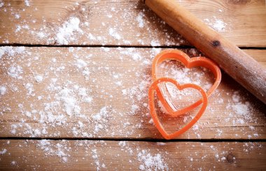 Kalp şeklinde kurabiye kesiciler. 