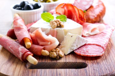 Farklı et ve peynir ile yemek tabağı