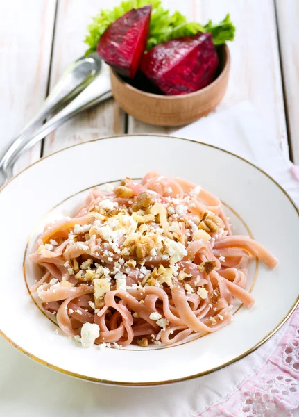 Nudeln mit Käse und Nüssen — Stockfoto