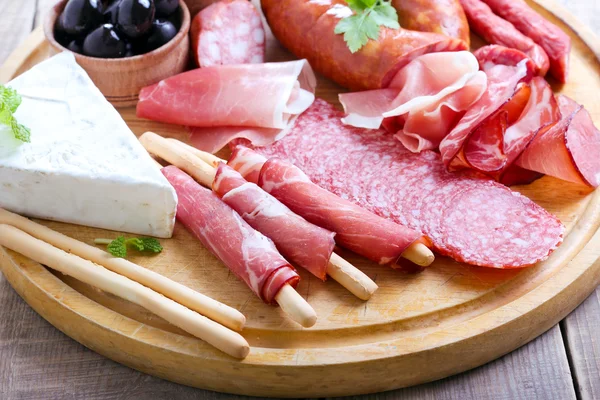 Bandeja de catering con diferentes carnes y quesos —  Fotos de Stock