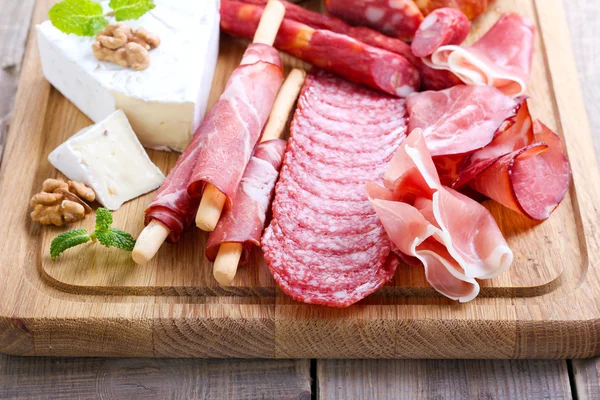 Vendéglátás különböző hús és a sajt tál — Stock Fotó