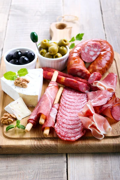 Piatto di ristorazione con diverse carni e formaggi — Foto Stock