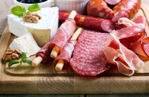 Catering platter with different meat and cheese — Stock Photo, Image