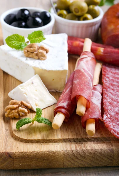 Блюдо с мясом и сыром — стоковое фото