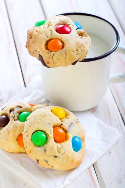 Cookies med färgglad knapp formade godis — Stockfoto