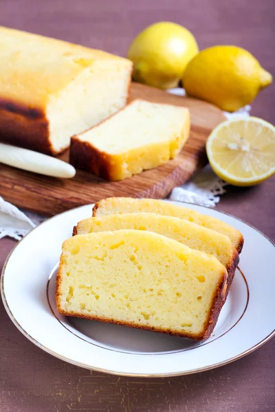 Lemon yogurt loaf cake — Stock Photo, Image