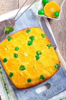 Kiraz noktalar turuncu kek ters 