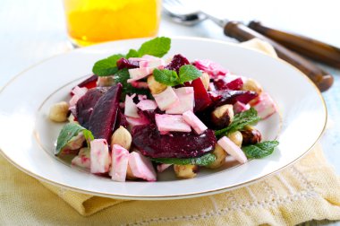 Pancar, beyaz peynir, fındık ve naneli salata