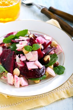 Pancar, beyaz peynir, fındık ve naneli salata