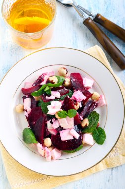 Pancar, beyaz peynir, fındık ve naneli salata 
