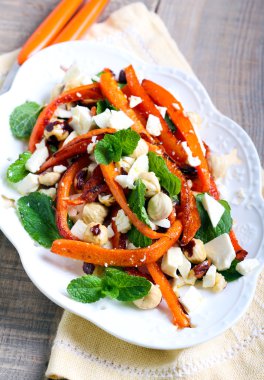 Kavrulmuş havuç, beyaz peynir ve naneli salata 