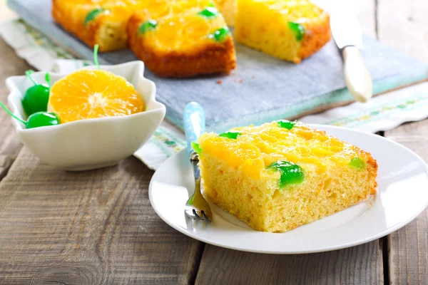 Pastel al revés naranja de puntos cereza — Foto de Stock