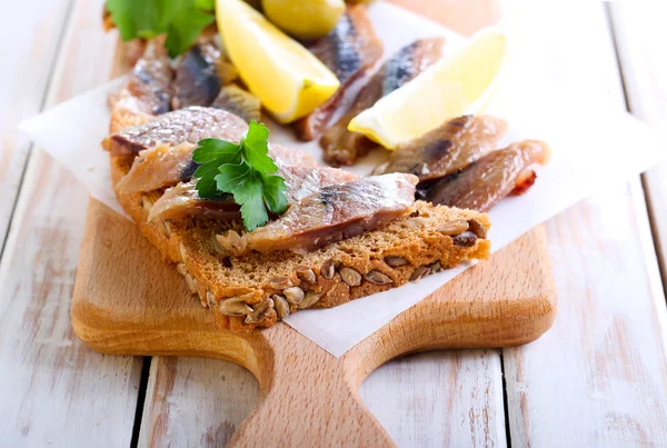 Uzené rybí kousky na hnědé Slunečnicový chléb — Stock fotografie